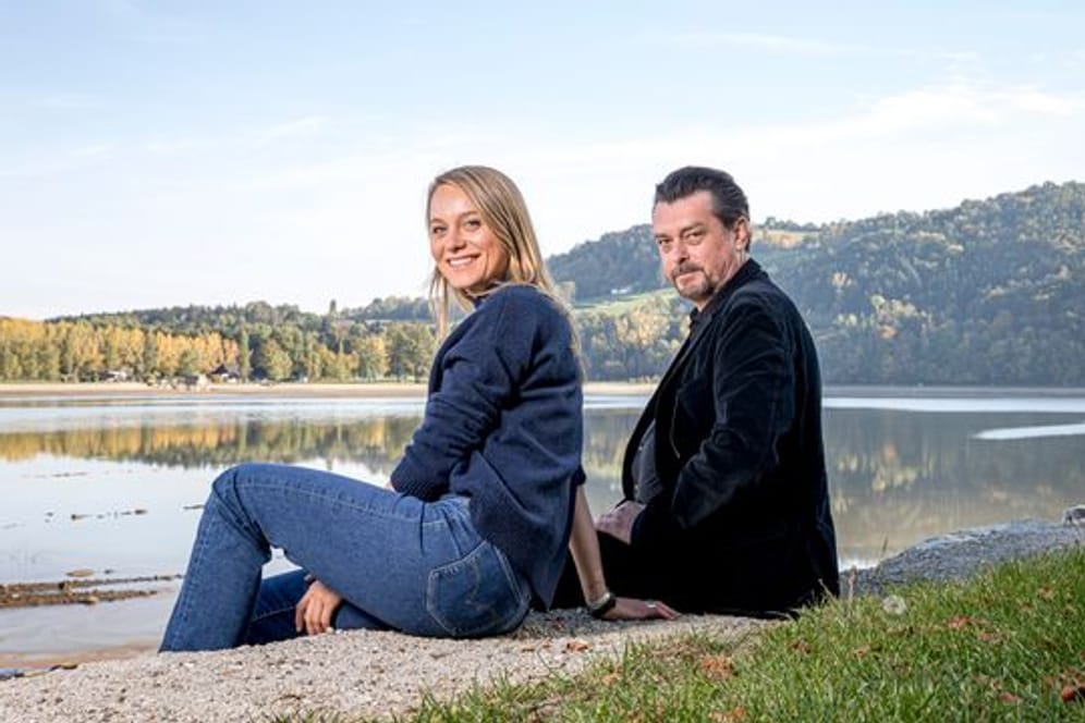 Die Schauspielerin Anna Unterberger und ihr Kollege Hary Prinz am Set des "Steirer"-Krimis.
