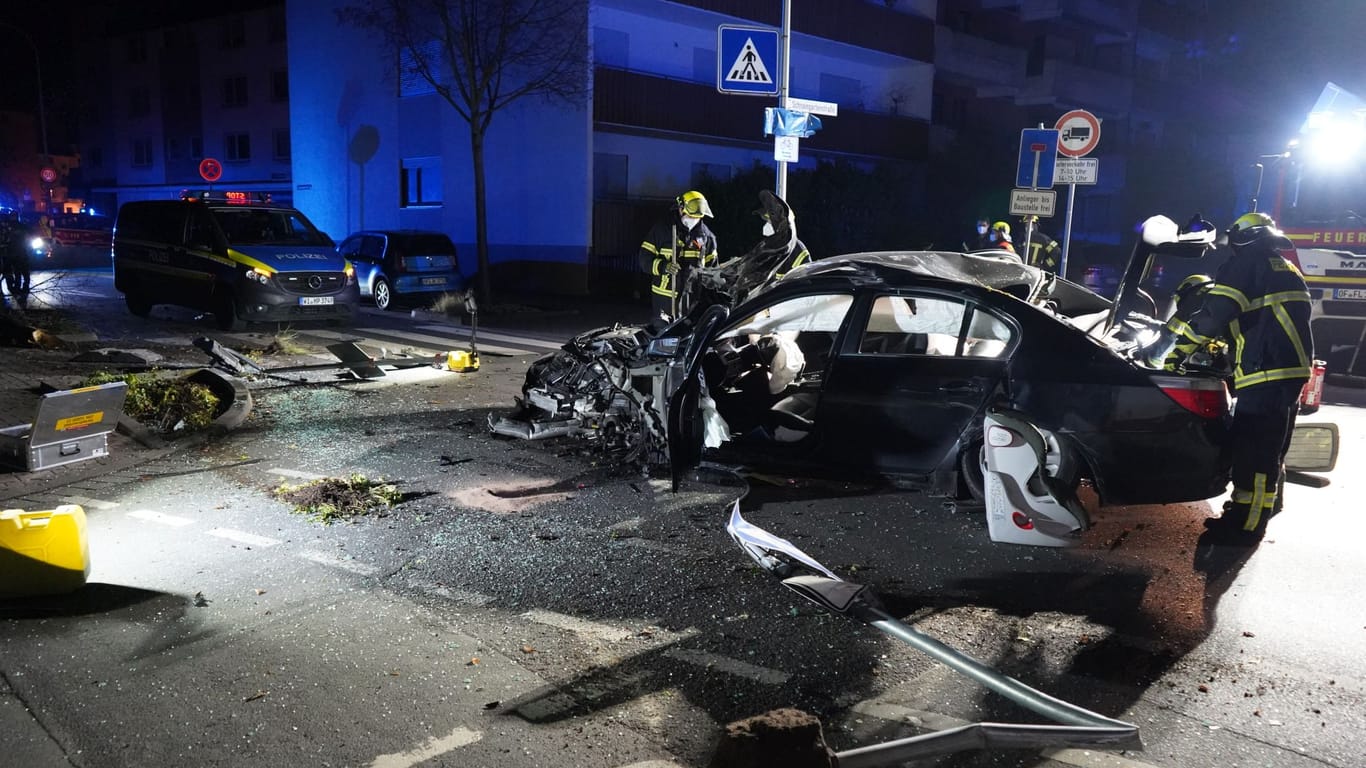 Feuerwehrmänner arbeiten an dem Unfallwagen in Langen: Ein Drogen-Schnelltest reagierte positiv.