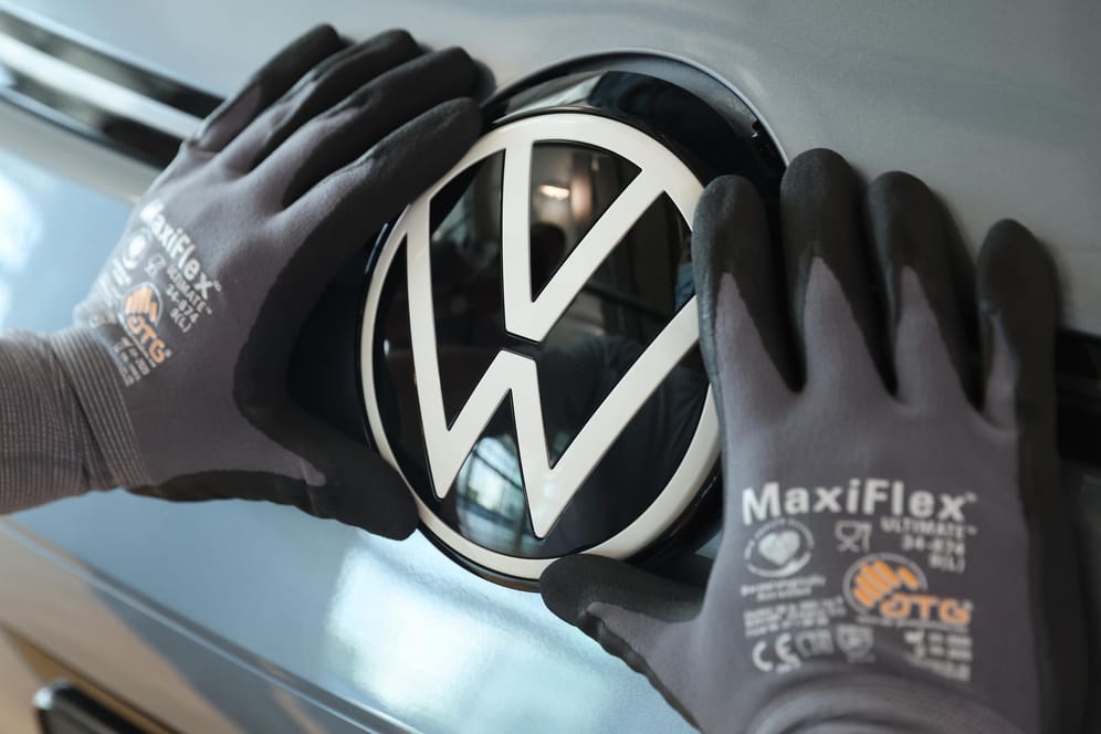 VW in der Produktion (Symbolbild): Im kommenden Jahr könnte die Produktion beim Wolfsburger Autobauer noch weiter zurückgehen. Die Chipkrise hat drastische Folgen.