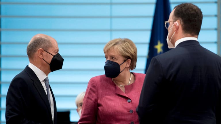 Die damaligen Verantwortlichen: Bundeskanzlerin Merkel mit Finanzminister Scholz (l.) und Gesundheitsminister Spahn.