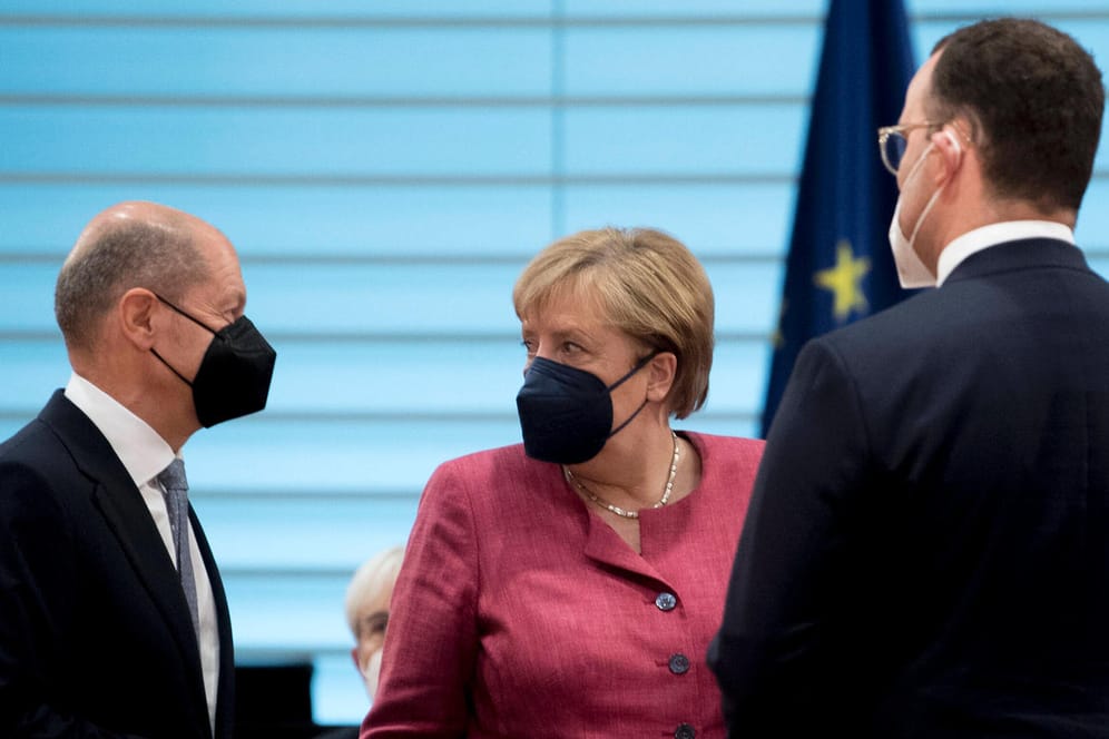 Die damaligen Verantwortlichen: Bundeskanzlerin Merkel mit Finanzminister Scholz (l.) und Gesundheitsminister Spahn.