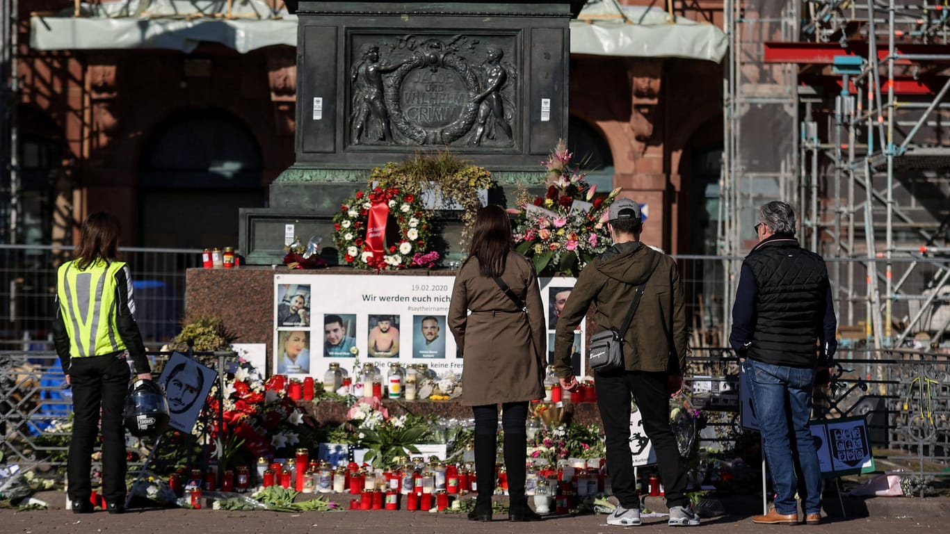 Mahnmal in Hanau: Zum Jahrestag des Attentats wurden zum Gedenken Blumen aufgestellt.