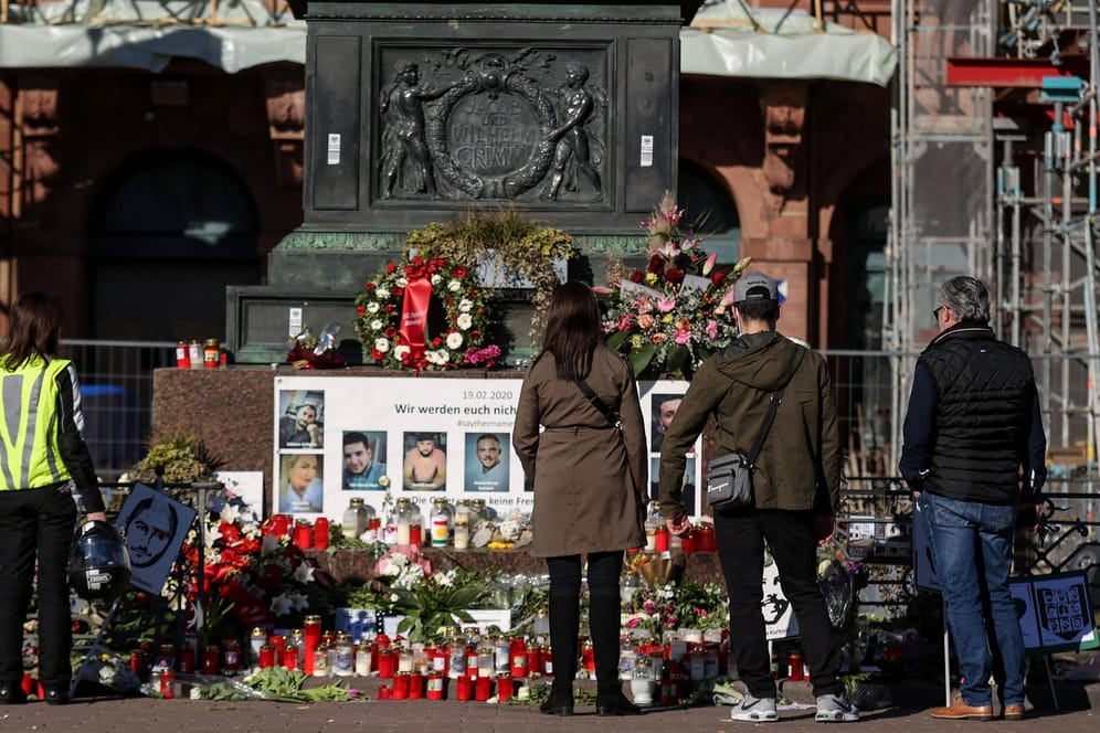 Mahnmal in Hanau: Zum Jahrestag des Attentats wurden zum Gedenken Blumen aufgestellt.