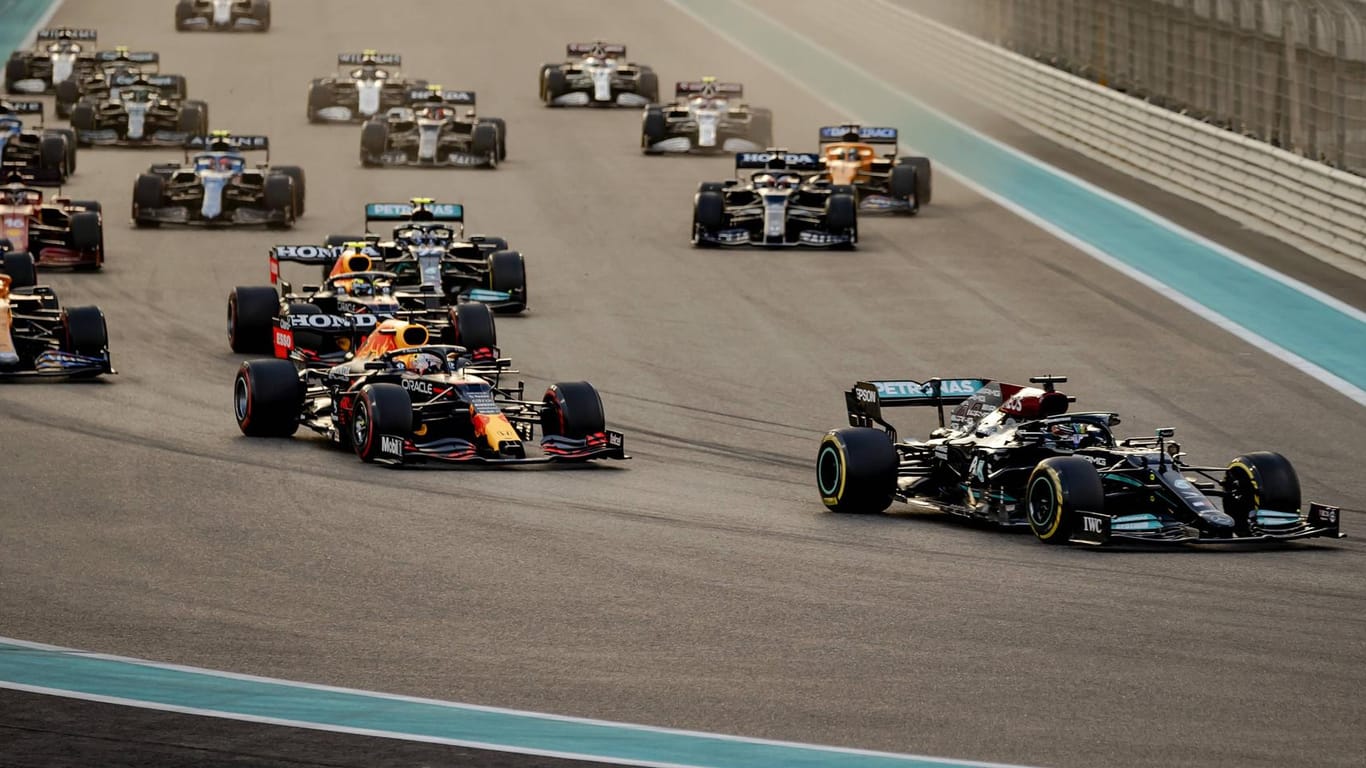Szene beim Start in Abu Dhabi: Die Saison 2021 endete mit einem furiosen Finale.