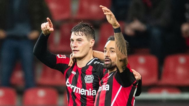 Leverkusens Torschütze Patrik Schick (l) und Karim Bellarabi jubeln nach dem Treffer zur 1:0 Führung gegen Hoffenheim. Leverkusens Torschütze Patrik Schick (l) und Karim Bellarabi jubeln nach dem Treffer zur 1:0 Führung gegen Hoffenheim.