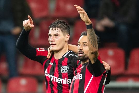 Leverkusens Torschütze Patrik Schick (l) und Karim Bellarabi jubeln nach dem Treffer zur 1:0 Führung gegen Hoffenheim.