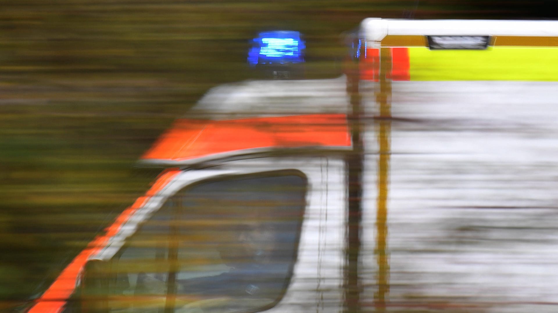 Rettungswagen im Einsatz (Symboldbild): Nach der Obduktion gebe es weder Hinweise auf ein Gewaltverbrechen noch auf einen Suizid, hieß es von der Polizei.