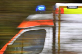 Rettungswagen im Einsatz (Symboldbild): Nach der Obduktion gebe es weder Hinweise auf ein Gewaltverbrechen noch auf einen Suizid, hieß es von der Polizei.