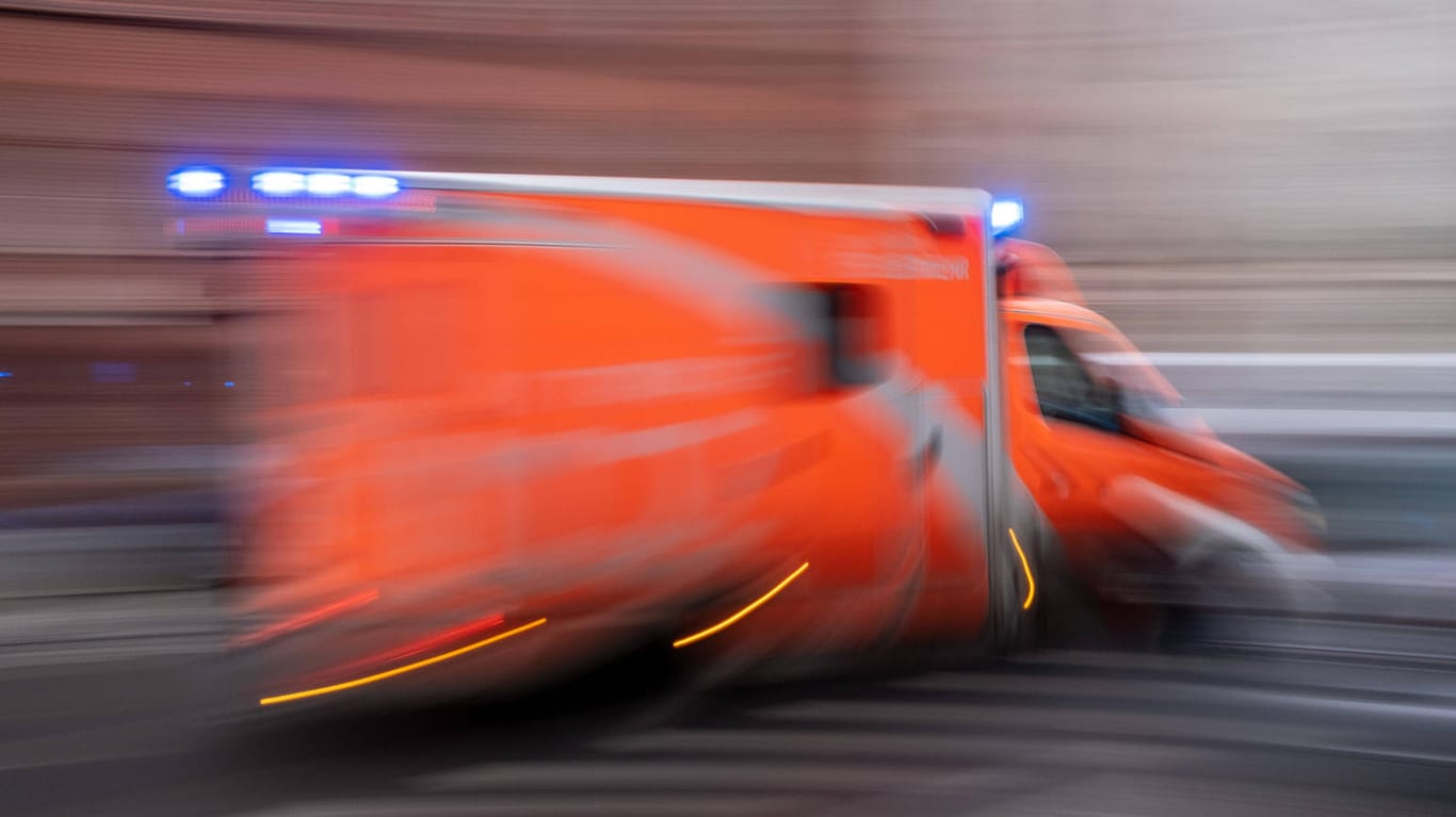 Rettungswagen in Berlin (Symbolfoto): In einem Krankenhaus am Stadtrand gab es einen Corona-Ausbruch.