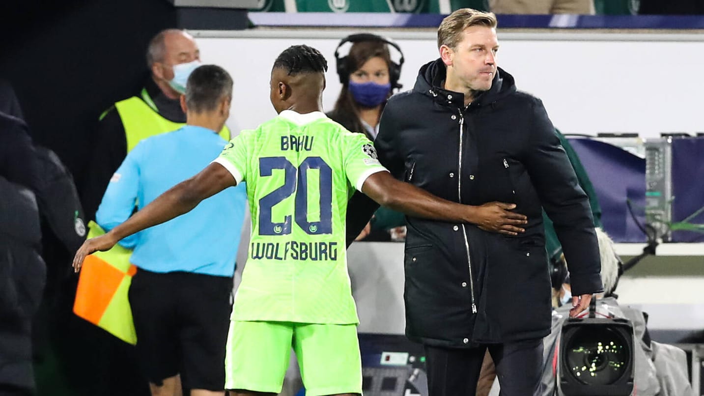 Trainer Florian Kohfeldt (re.) klatscht mit Ridle Baku ab: Der Nationalspieler erzielte gegen Salzburg sein erstes Tor in der Champions League.