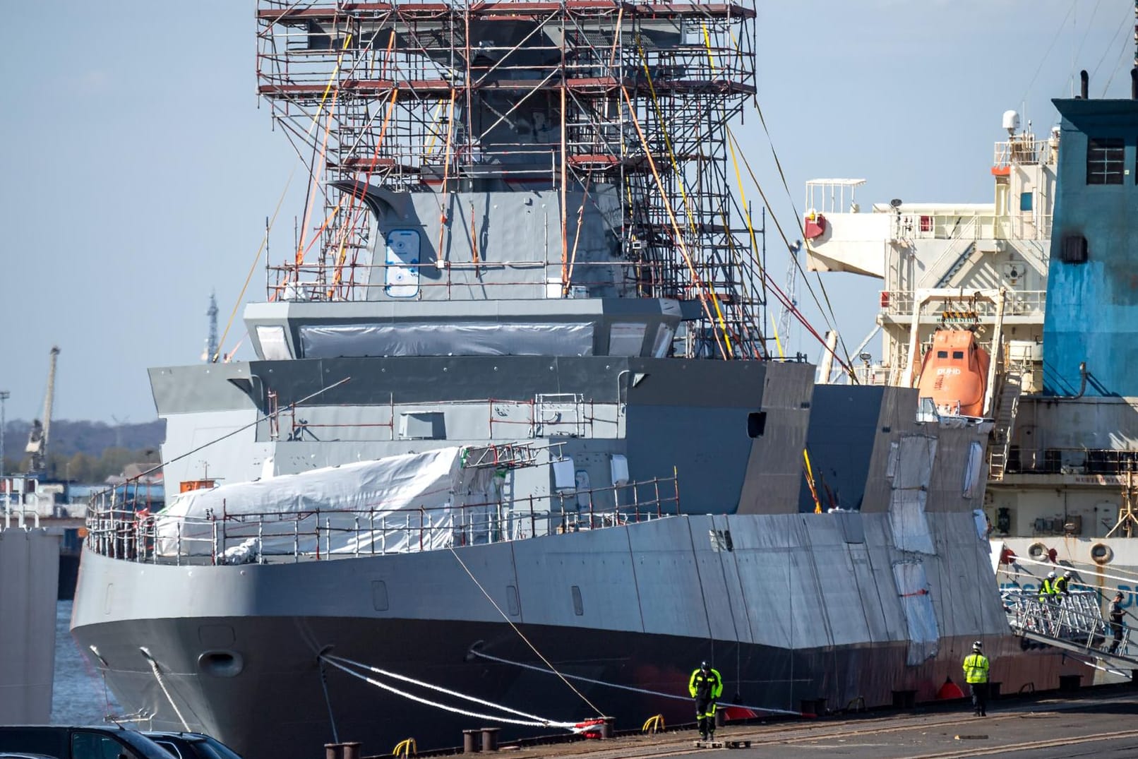 Ein Marineschiff im Bremer Hafen: Thyssenkrupp darf drei davon an Ägypten liefern.