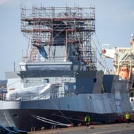 Ein Marineschiff im Bremer Hafen: Thyssenkrupp darf drei davon an Ägypten liefern.