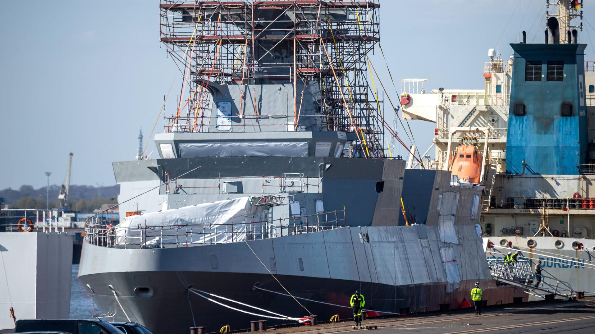 Ein Marineschiff im Bremer Hafen: Thyssenkrupp darf drei davon an Ägypten liefern.