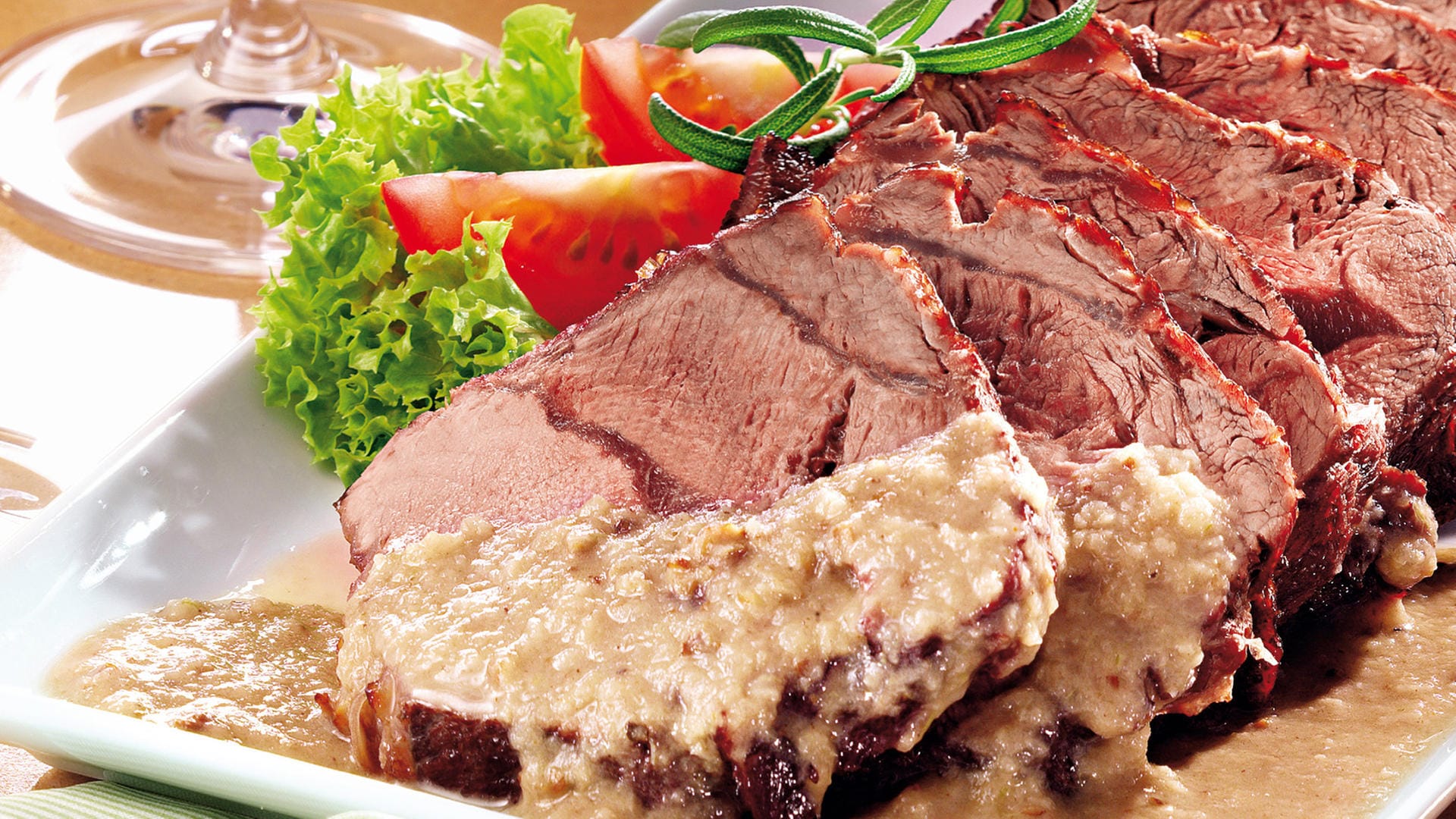 Sauerbraten: Durch die Marinade wird das Fleisch besonders saftig und zart.