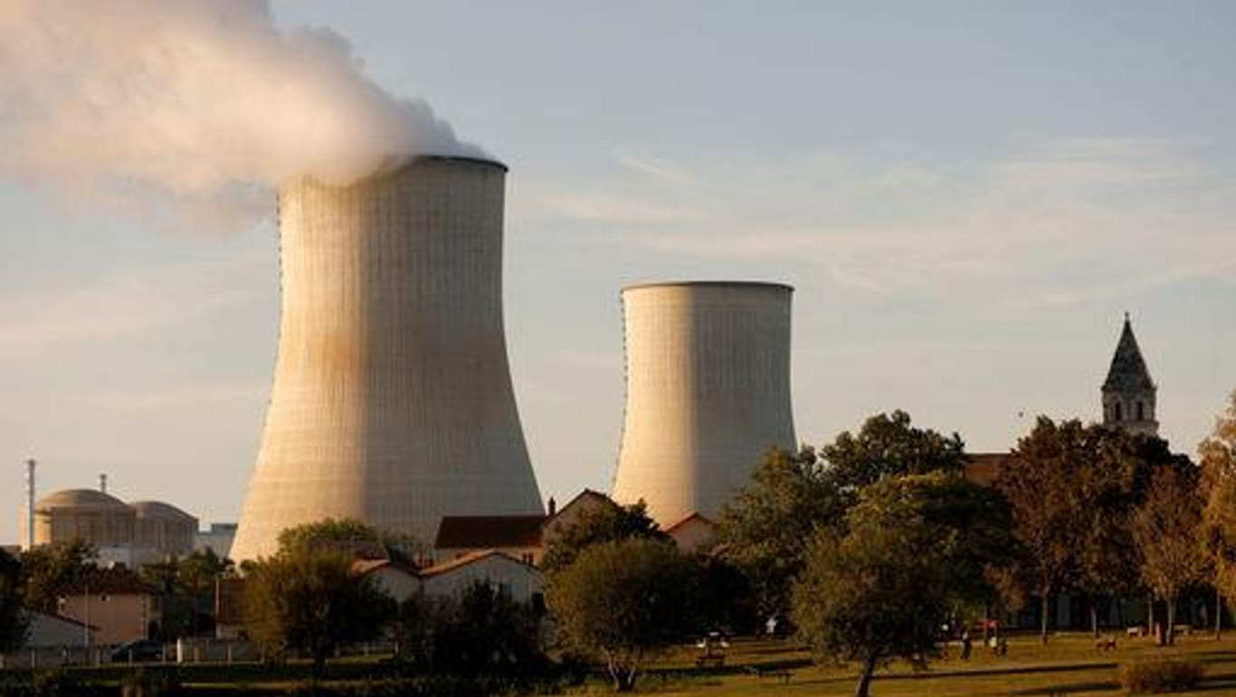 Ein Kühlturm des Kernkraftwerks in Civaux (Symbolbild): Dieser wurde bereits außer Betrieb genommen.