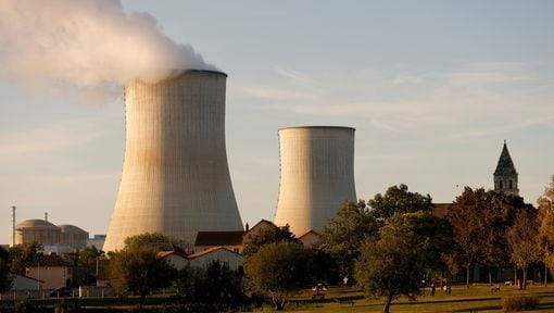 Ein Kühlturm des Kernkraftwerks in Civaux (Symbolbild): Dieser wurde bereits außer Betrieb genommen.