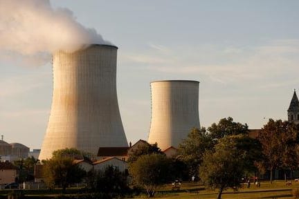 Ein Kühlturm des Kernkraftwerks in Civaux (Symbolbild): Dieser wurde bereits außer Betrieb genommen. Ein Kühlturm des Kernkraftwerks in Civaux (Symbolbild): Dieser wurde bereits außer Betrieb genommen.
