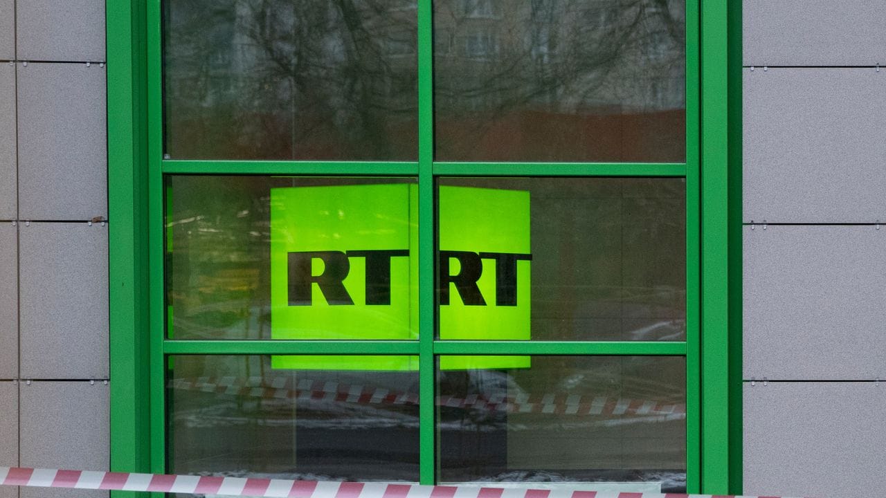 Das Logo des staatlichen russischen TV-Senders "Russia Today" (RT) ist im Fenster des Firmenbüros zu sehen.