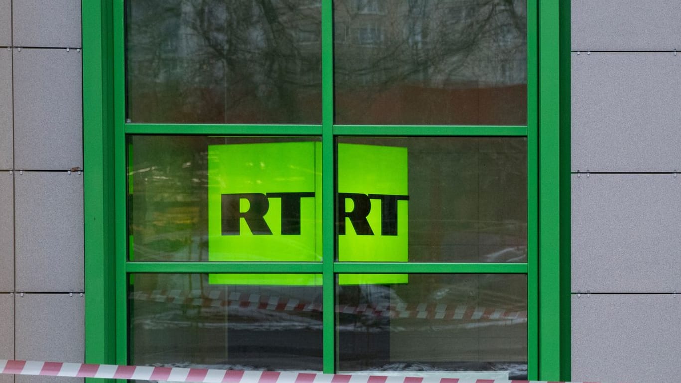 Das Logo des staatlichen russischen TV-Senders "Russia Today" (RT) ist im Fenster des Firmenbüros zu sehen.
