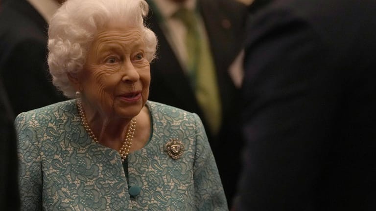 Queen Elizabeth II.: Die Monarchin hat ihr traditionelles Weihnachtsessen abgesagt.