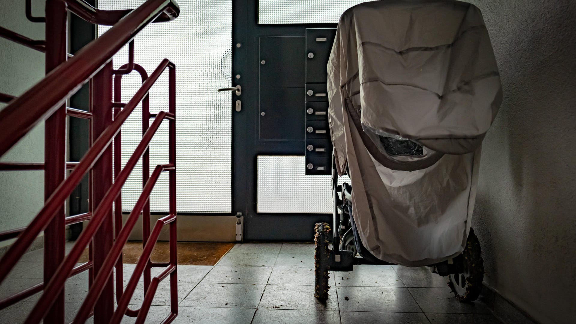 Ein Kinderwagen steht in einem Treppenhaus (Symbolbild): Eine junge Mutter erwartete im Wagen ihres Babys eine schlimme Überraschung.