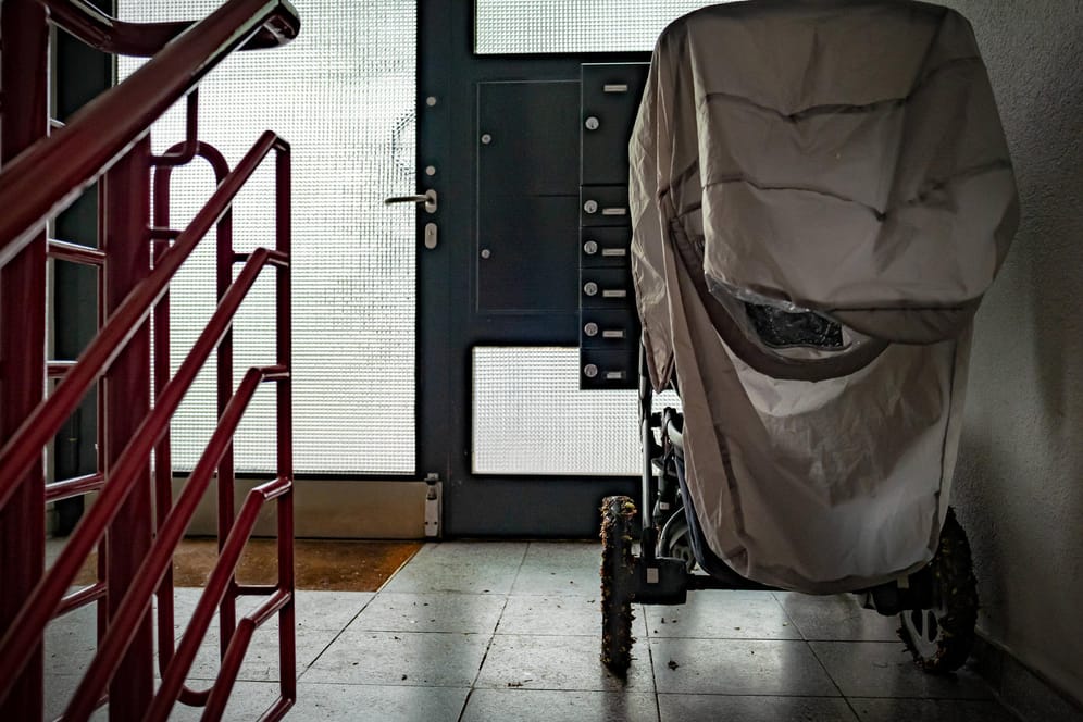 Ein Kinderwagen steht in einem Treppenhaus (Symbolbild): Eine junge Mutter erwartete im Wagen ihres Babys eine schlimme Überraschung.