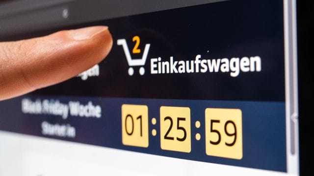 Online-Shopping erfreut sich großer Beliebtheit: Besonders jüngere Menschen kaufen gern im Netz ein. Online-Shopping erfreut sich großer Beliebtheit: Besonders jüngere Menschen kaufen gern im Netz ein.