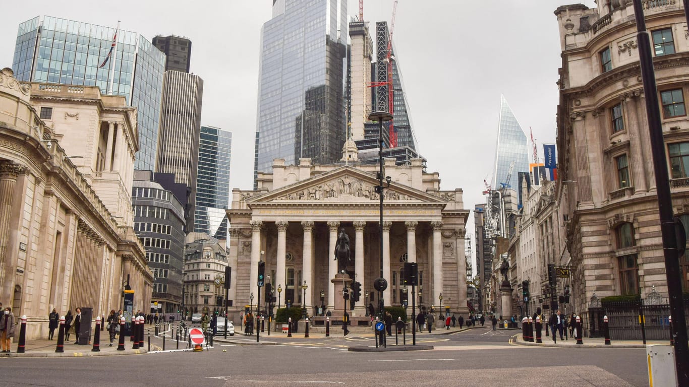 Die Bank von England in London (Symbolbild): Als erste Notenbank erhöht sie ihren Leitzins.