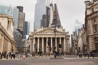 Die Bank von England in London (Symbolbild): Als erste Notenbank erhöht sie ihren Leitzins.