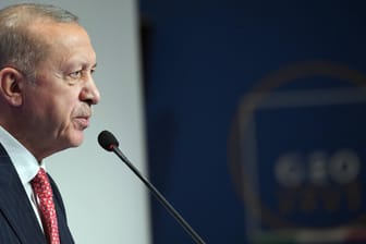 Der türkische Präsident Recep Tayyip Erdogan (Archivbild): Die Lira sackt im Vergleich zu anderen Währungen wie Euro und Dollar immer weiter ab, zeitgleich verlieren die Türken durch eine hohe Inflation stark an Kaufkraft.