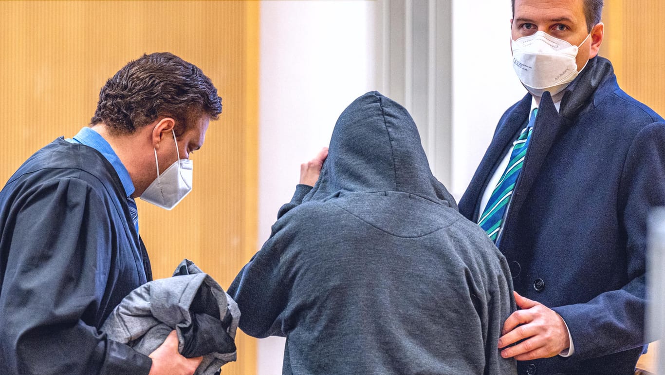 Die Angeklagte und ihre Anwälte im Landgericht Regensburg: Die 33-Jährige leidet an einer Borderline-Störung und an einer Alkoholerkrankung.