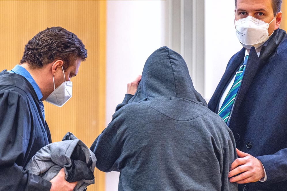 Die Angeklagte und ihre Anwälte im Landgericht Regensburg: Die 33-Jährige leidet an einer Borderline-Störung und an einer Alkoholerkrankung.
