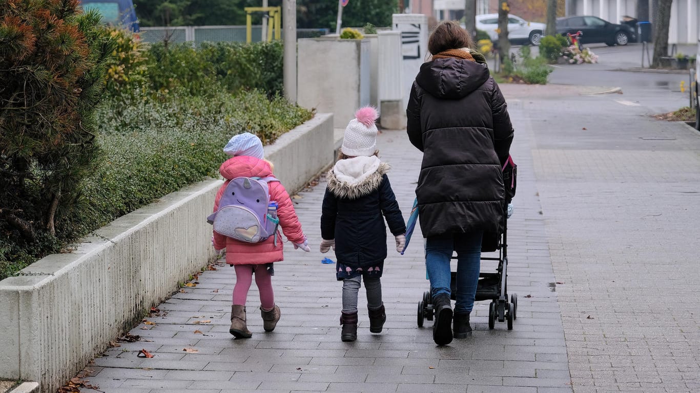 Mutter mit drei Kindern in Deutschland: Das Kindergeld muss bei Einreise nach Deutschland auch schon vor Ablauf von drei Monaten gezahlt werden.