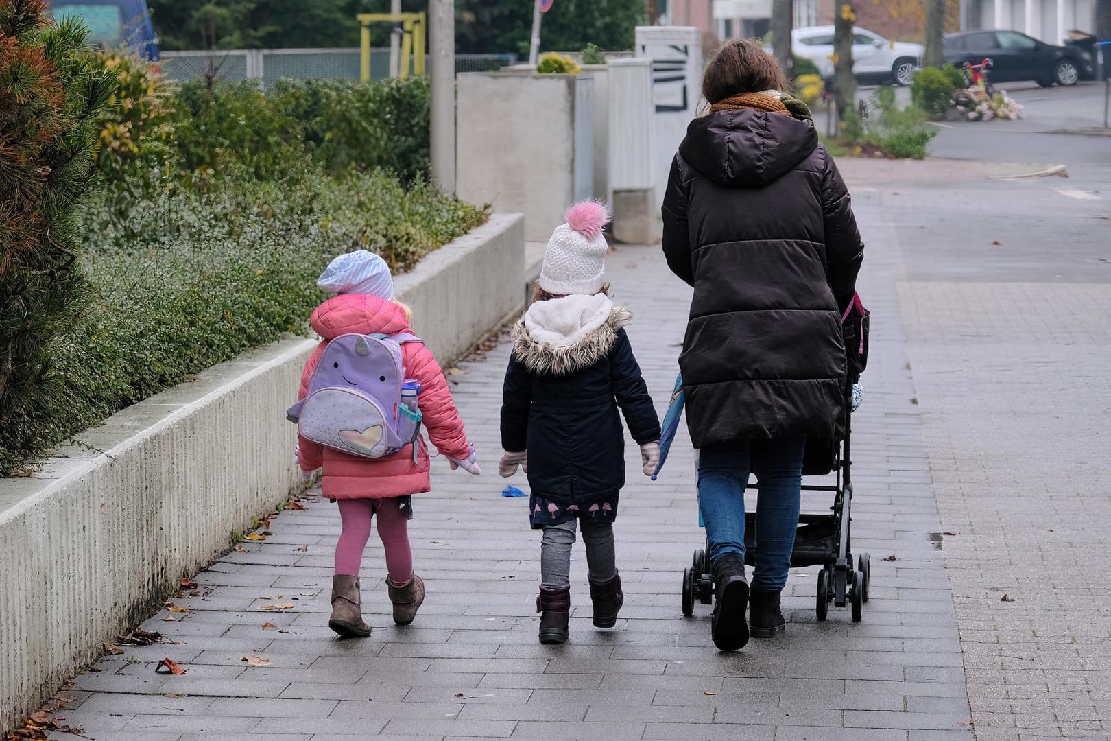 Mutter mit drei Kindern in Deutschland: Das Kindergeld muss bei Einreise nach Deutschland auch schon vor Ablauf von drei Monaten gezahlt werden.