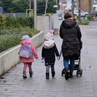 Mutter mit drei Kindern in Deutschland: Das Kindergeld muss bei Einreise nach Deutschland auch schon vor Ablauf von drei Monaten gezahlt werden.