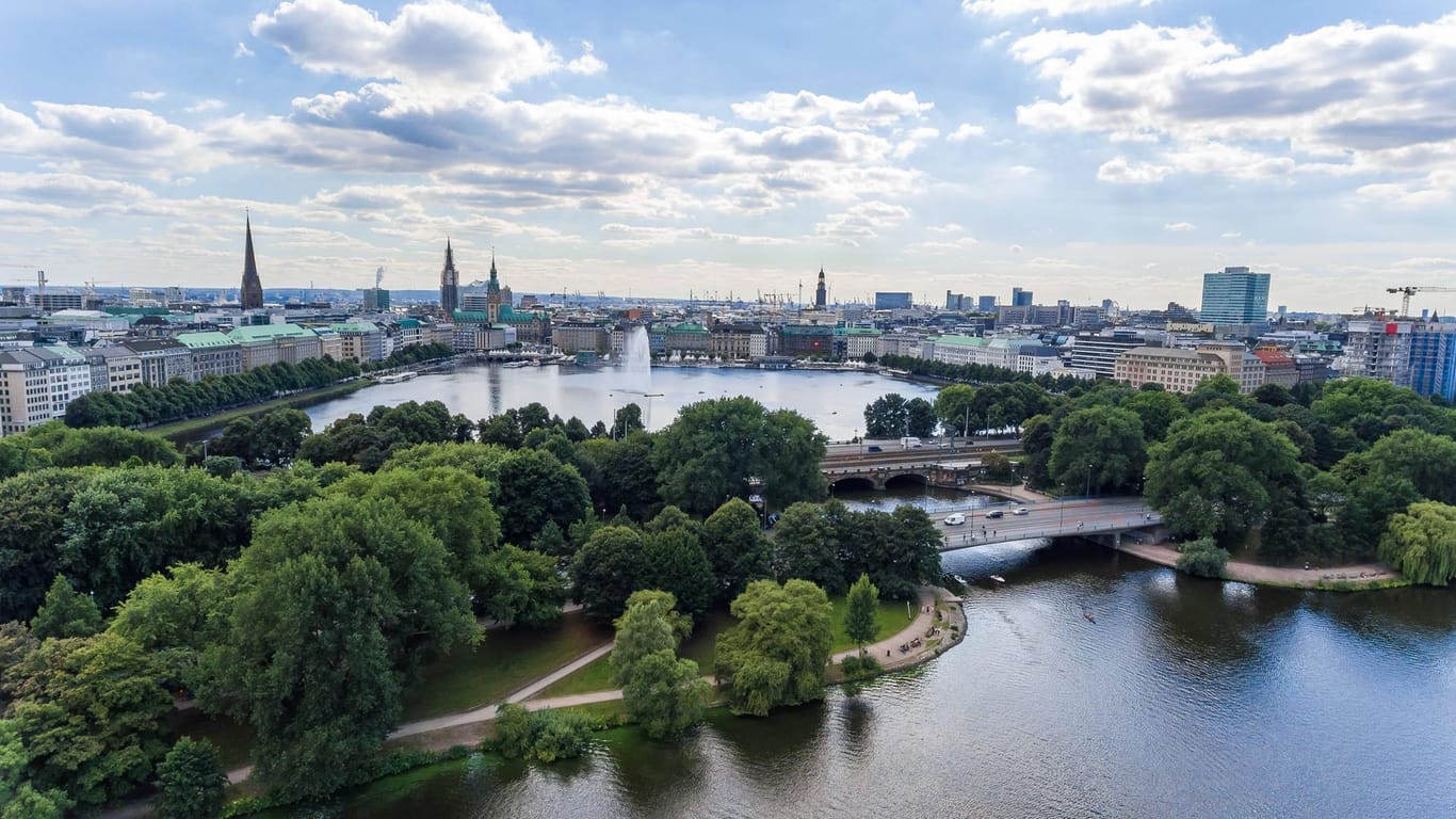 Hamburg aus der Luft (Archivbild): Die teuerste Wohnung, die 2021 bei immowelt.de angeboten wurde, gab es in der Hansestadt.