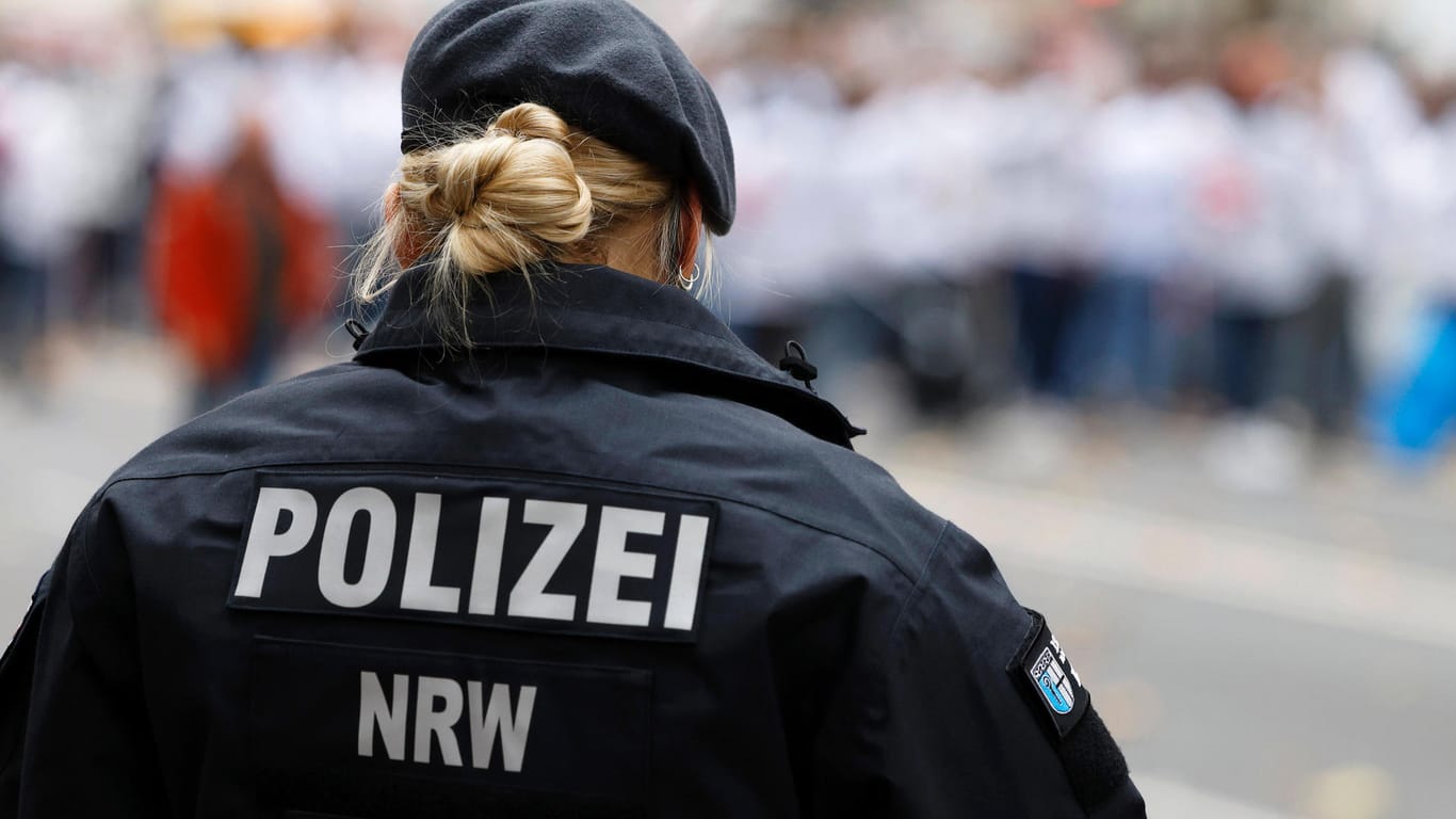 Polizistin in NRW (Symbolbild): Ein Mann wurde verhaftet, dem gemeinschaftlicher Kindesmissbrauch vorgeworfen wird.