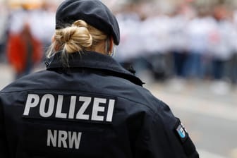Polizistin in NRW (Symbolbild): Ein Mann wurde verhaftet, dem gemeinschaftlicher Kindesmissbrauch vorgeworfen wird.