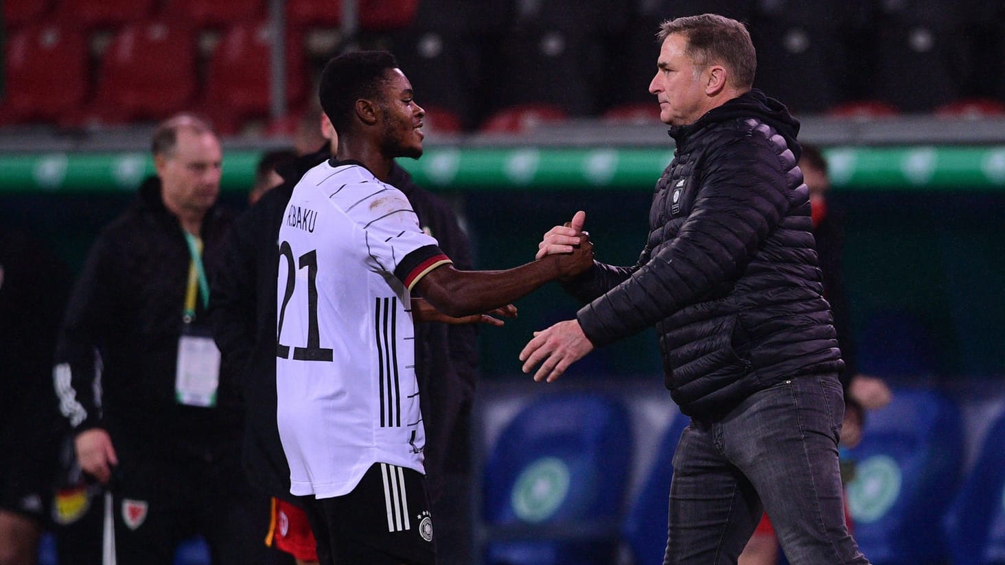 Zwei, die sich kennen und schätzen: Ridle Baku (li.) gewann im Sommer dieses Jahres mit Trainer Stefan Kuntz die U21-Europameisterschaft.