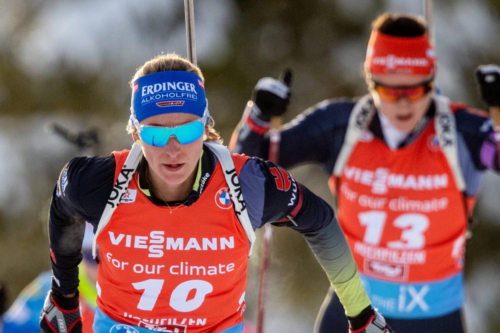 Vanessa Hinz (l.) und Denise Herrmann können mit den Ergebnissen beim Sprint-Weltcup in Le Grand-Bornand nicht zufrieden sein.