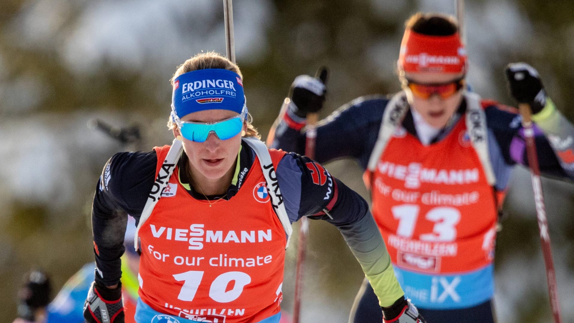 Vanessa Hinz (l.) und Denise Herrmann können mit den Ergebnissen beim Sprint-Weltcup in Le Grand-Bornand nicht zufrieden sein.