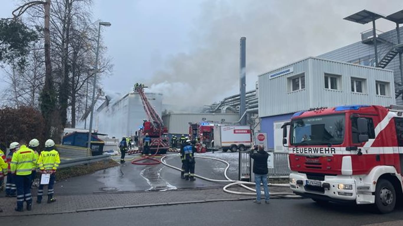 Einsatzkräfte der Feuerwehr löschen die brennende Lagerhalle einer Papierfabrik: Fenster und Türen sollen geschlossen bleiben.