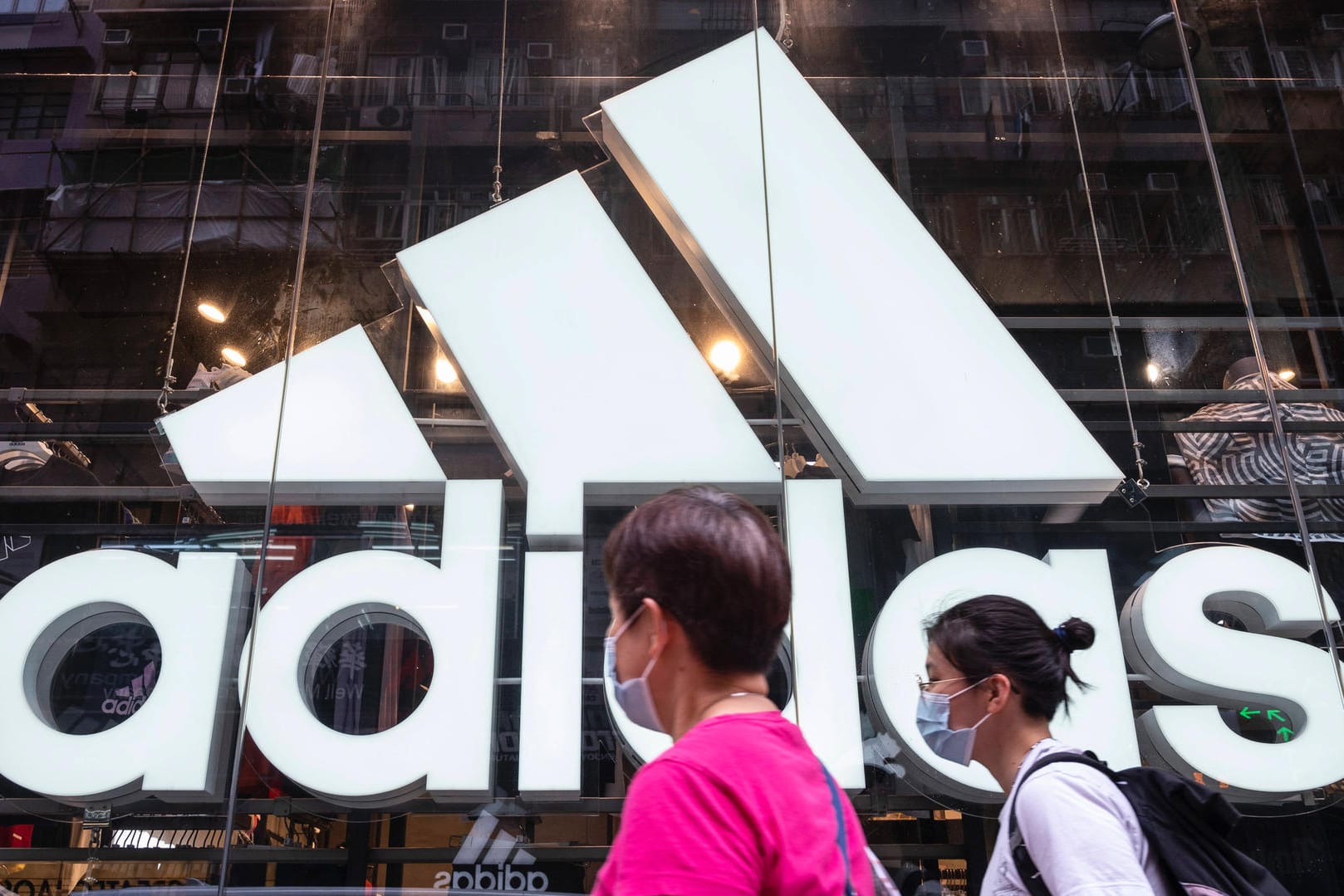 Adidas-Store (Symbolbild): Der Sportartikelhersteller lässt seine Aktionäre an seinem Erfolg teilhaben. Das Unternehmen kauft Aktien im Wert von vier Milliarden Euro zurück. Adidas-Store (Symbolbild): Der Sportartikelhersteller lässt seine Aktionäre an seinem Erfolg teilhaben. Das Unternehmen kauft Aktien im Wert von vier Milliarden Euro zurück.