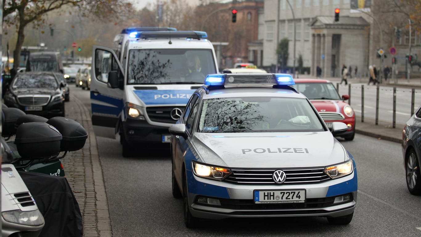 Polizeiwagen im Einsatz in Hamburg (Symbolfoto): In Hamburg und Pinneberg ist offenbar ein Online-Drogenhandel aufgeflogen.