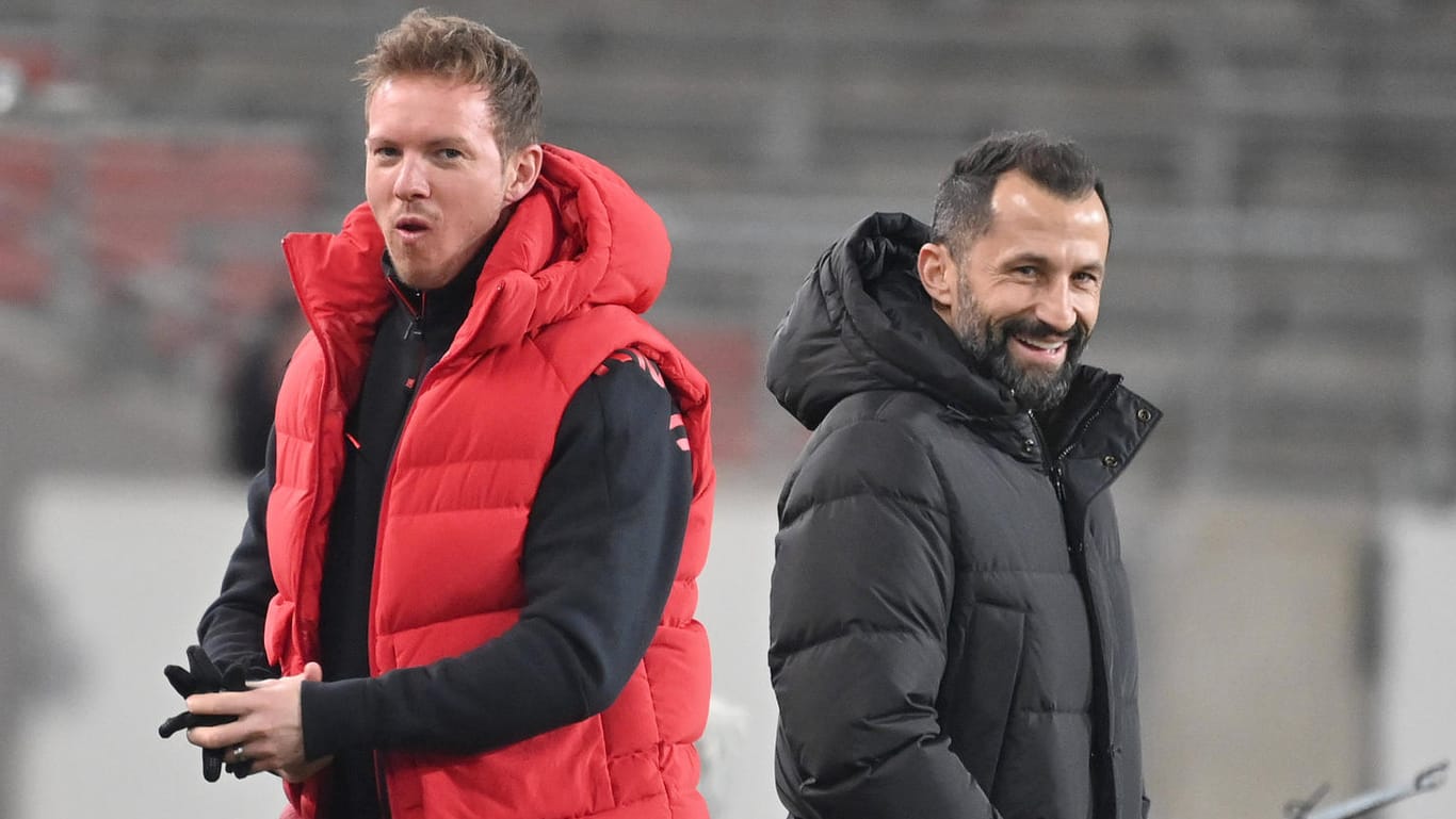 Cheftrainer Julian Nagelsmann und Sportvorstand Hasan Salihamidzic (v.l.) haben allen Grund zur Freude: Der FC Bayern hat ein internationales Toptalent verpflichtet.