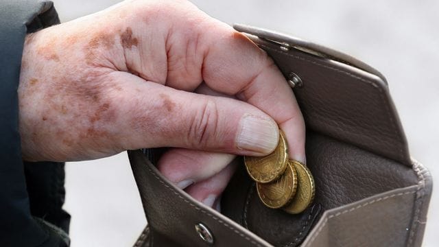 Laut einer Studie lebt fast ein Viertel der über 80-Jährigen in Deutschland in Armut. Laut einer Studie lebt fast ein Viertel der über 80-Jährigen in Deutschland in Armut.