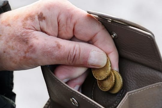 Laut einer Studie lebt fast ein Viertel der über 80-Jährigen in Deutschland in Armut. Laut einer Studie lebt fast ein Viertel der über 80-Jährigen in Deutschland in Armut.