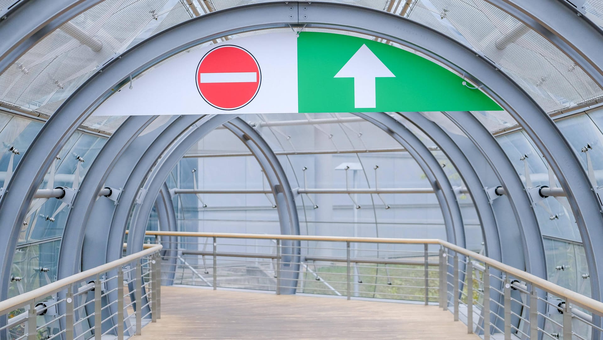Ein wegweisendes Schild an der Leipziger Messe (Symbolbild): Die drei verschobenen Messen mussten auch schon 2021 abgesagt werden. Ein wegweisendes Schild an der Leipziger Messe (Symbolbild): Die drei verschobenen Messen mussten auch schon 2021 abgesagt werden.
