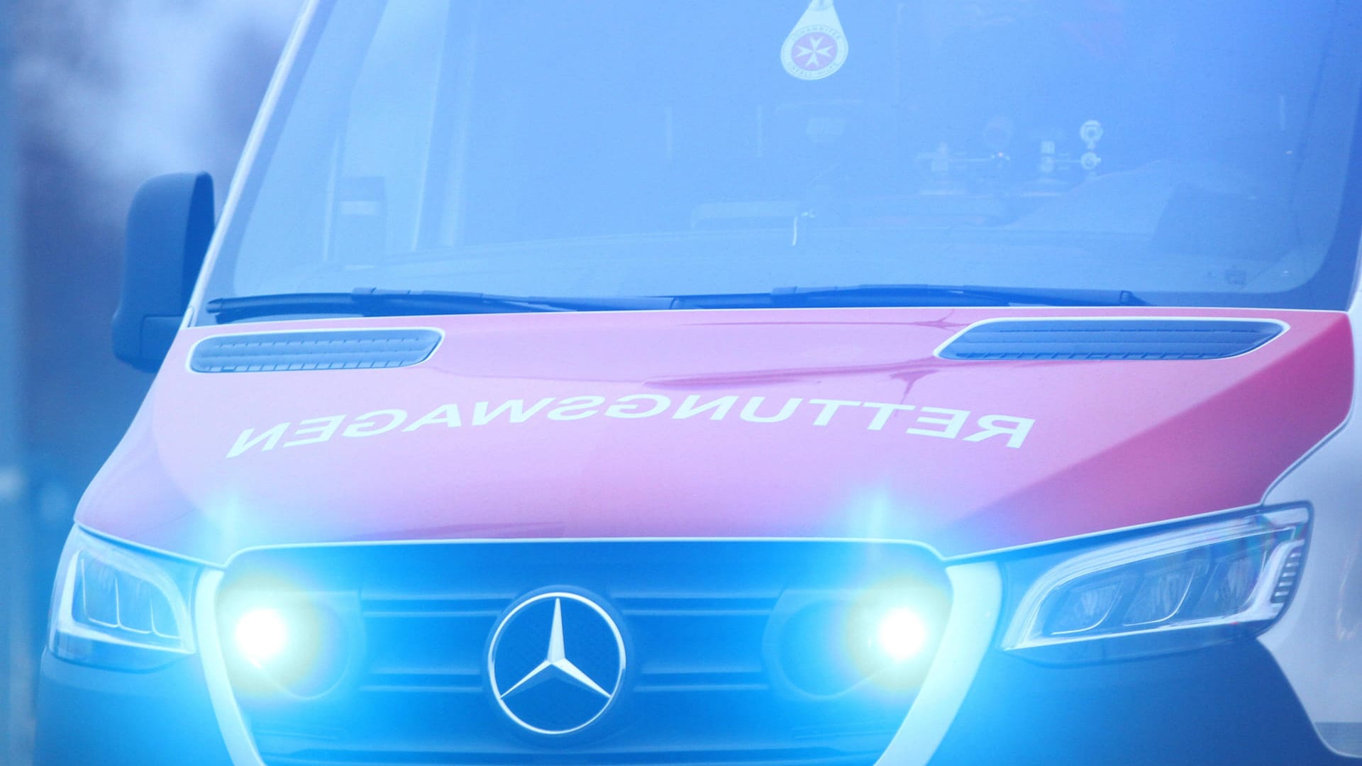 Ein Rettungswagen im Einsatz (Symbolbild): In einer Schule nahe Köln hat es wegen Reizgas ein Großaufgebot der Feuerwehr gegeben. Ein Rettungswagen im Einsatz (Symbolbild): In einer Schule nahe Köln hat es wegen Reizgas ein Großaufgebot der Feuerwehr gegeben.
