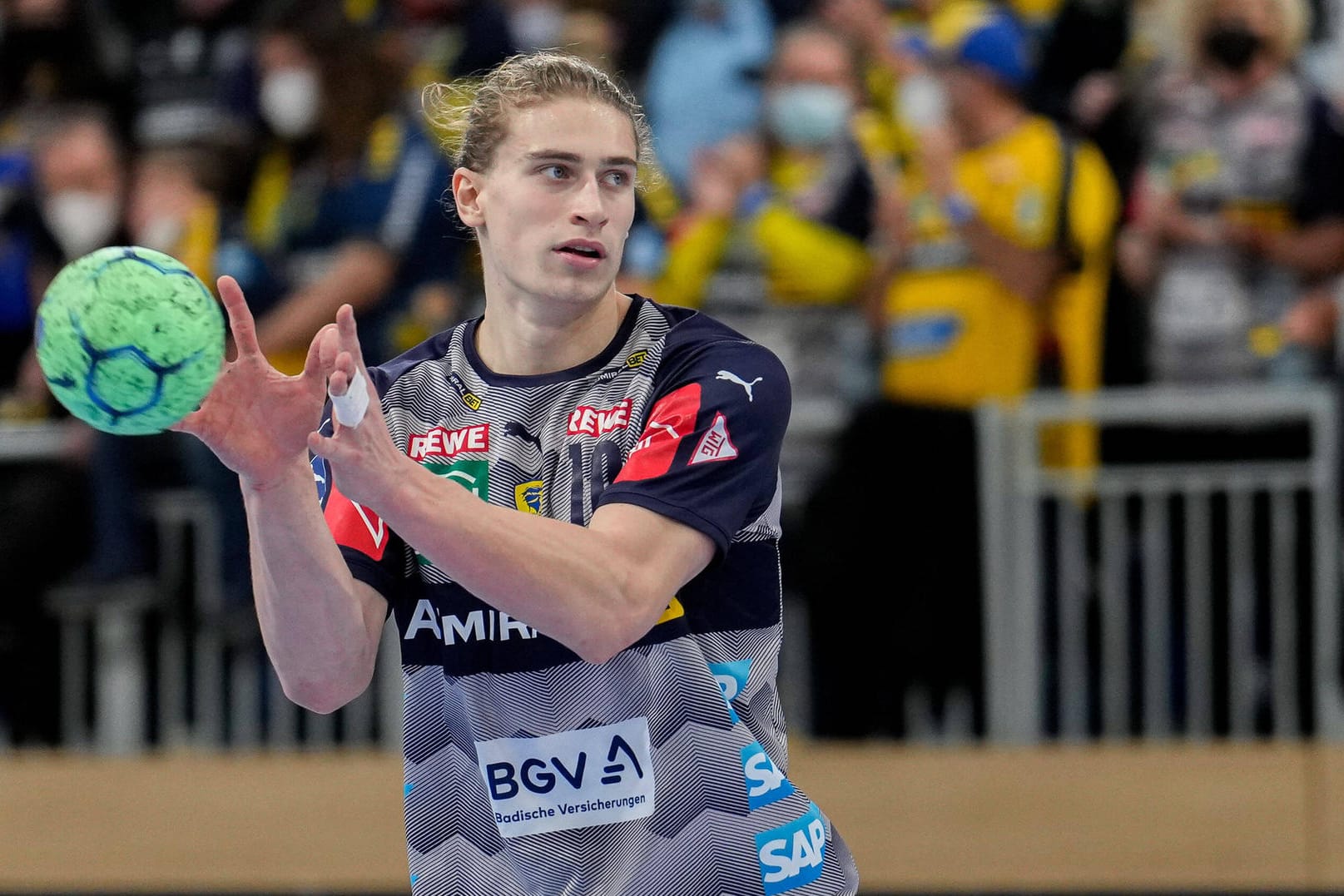 Juri Knorr: Der deutsche Handball-Nationalspieler ist nicht geimpft und darf deswegen nicht bei der Europameisterschaft teilnehmen.